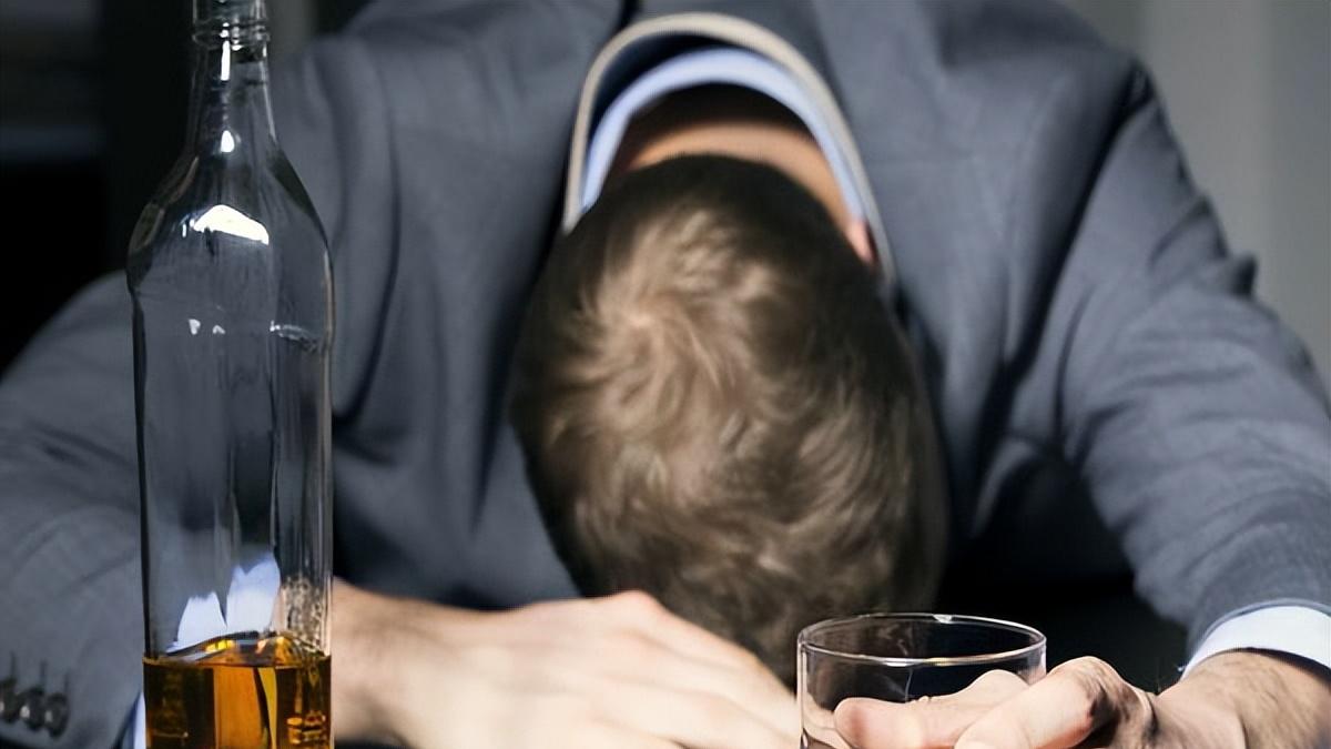男人一咬牙把酒杯推远30天，熬过四周，身体给的奖励多多