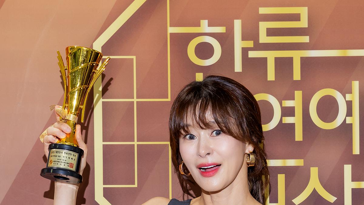 艺知源代朴惠英编剧领奖致意 现场表达感谢致敬幕后创作力量