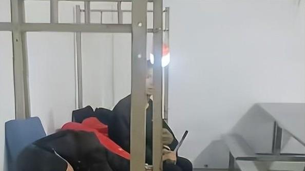 闹大了！学校老人凌晨睡觉被人泼冷水，更多内幕曝光，校方被指责