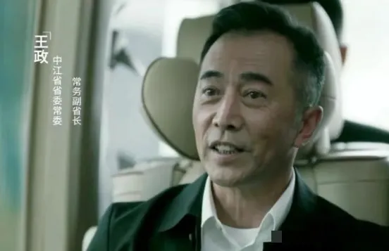 老戏骨郑晓宁：和萨日娜青梅竹马，50岁老来得子，如今依旧戏瘾十足！