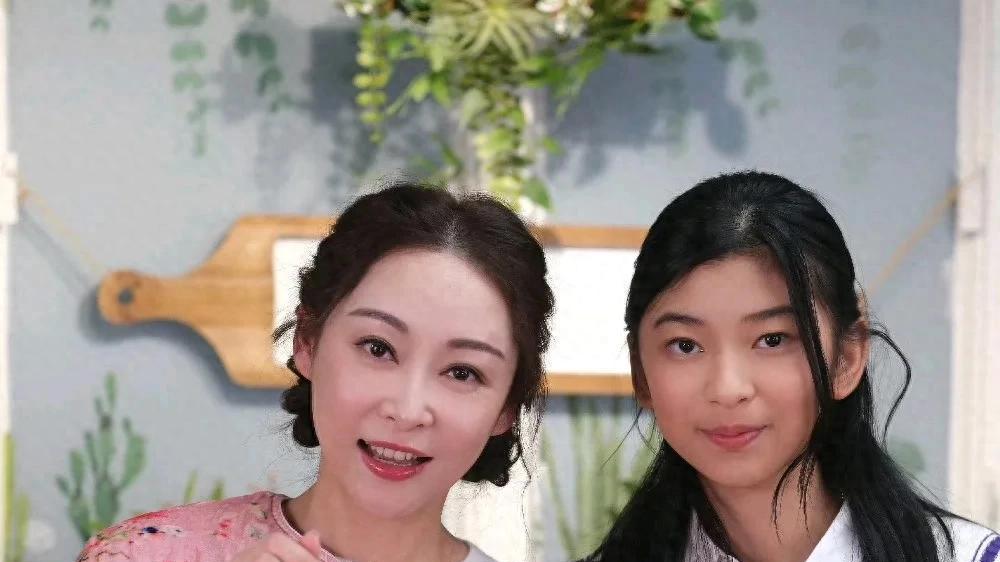 杨怡姐姐杨卓娜元宵节分享一家三口合影，和女儿一起做汤圆好开心
