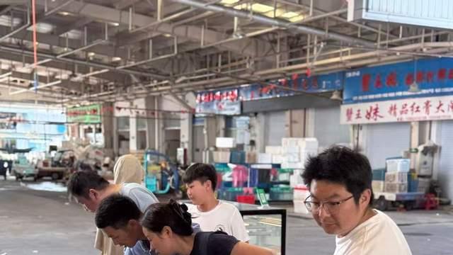 “菜篮子”购销两旺，苏州南环桥市场勾勒“双节烟火图”