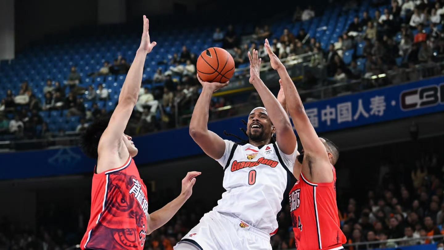 广东男篮豪取五连胜，胡明轩、郭艾伦缺阵，萨林杰32+11大爆发！