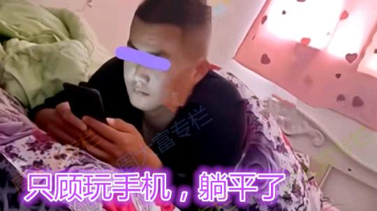 男子不上班在家躺平，让妻子做擦边主播养家糊口，做梦都想买奔驰