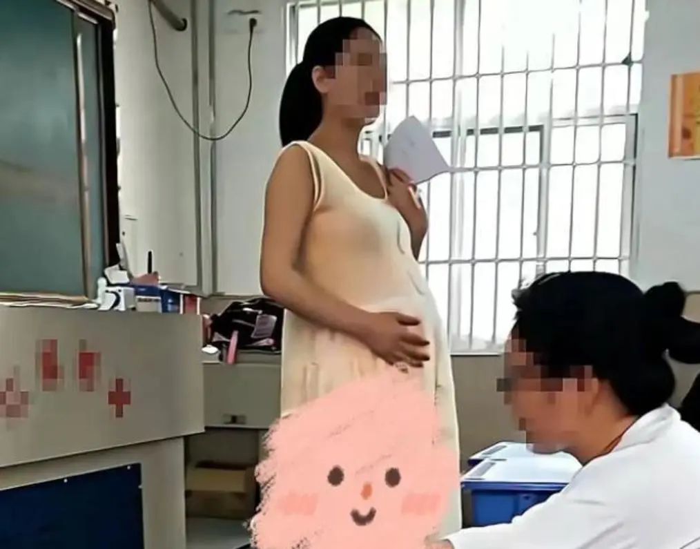 女教师“透视”孕妇装上课，遭人举报被处分，老师发文回击