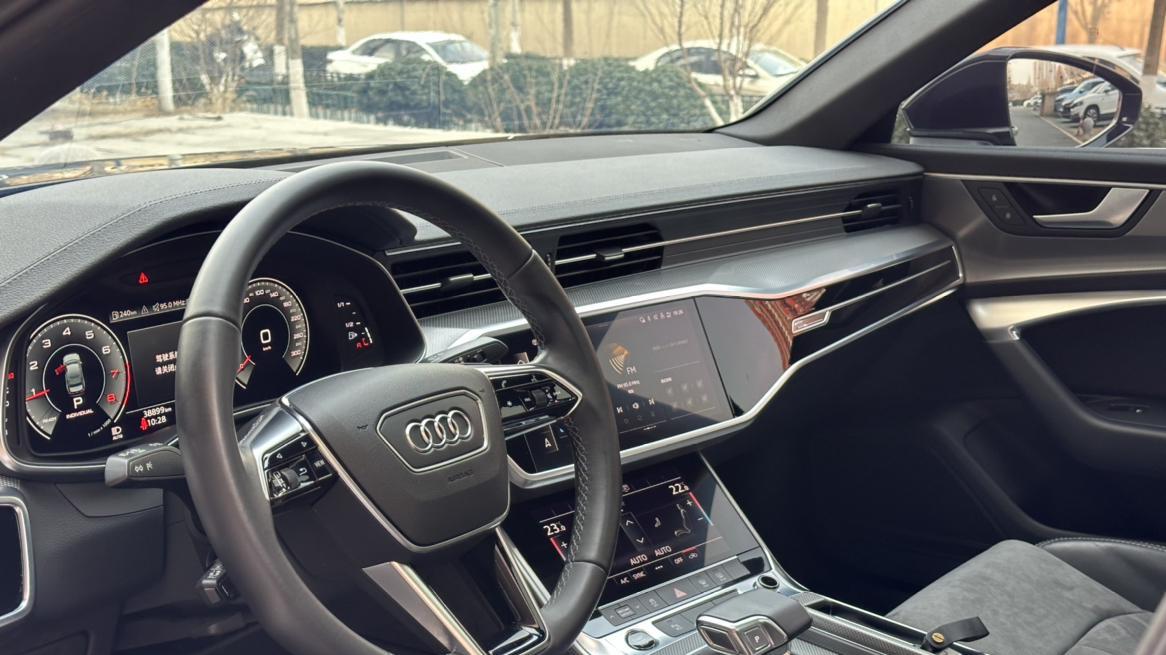 二手奥迪A6L：2022款一手车，3.8万公里，27.68万，适合家用吗？