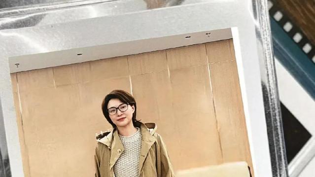 14岁才知叔叔是亲爸，与董卿同居5年后转身迎娶她人，他如今怎样？
