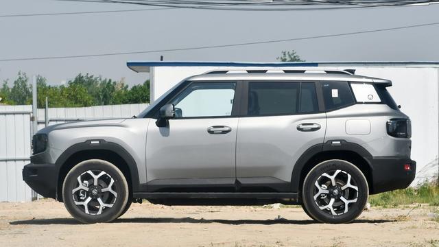 10万级越野SUV方盒子！大空间+四驱，纯电续航220km，家用也很香