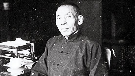 女土匪求见杜月笙，说自己要一批枪，要打鬼子，杜月笙：我给你枪