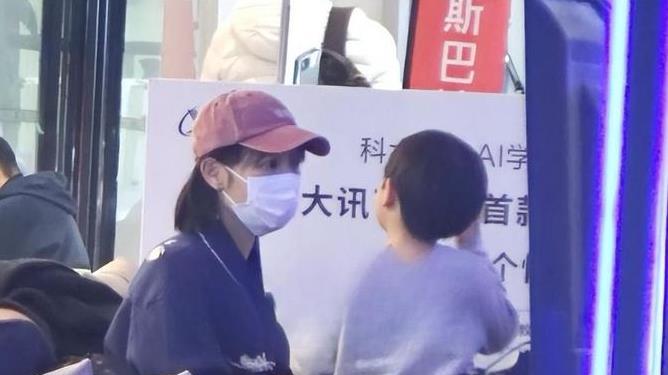 白百何商场带娃被拍！老公亲自推车，母子互动似偶像剧