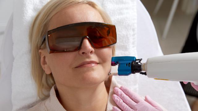 痘友吃异维A酸软胶囊控制痘痘和变美的思路