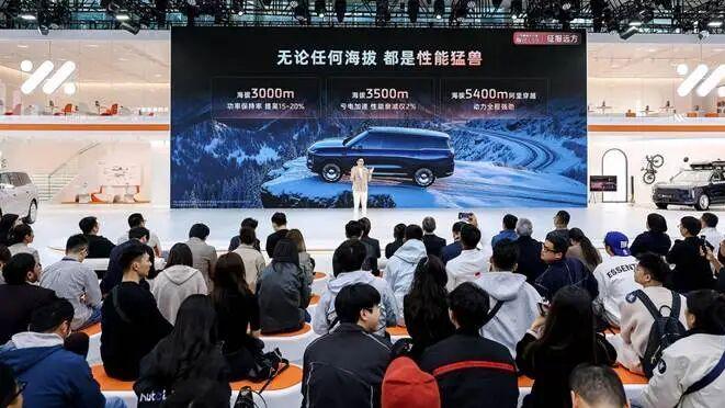 产能拉满忙不过，智己爆款双车登陆车展收获全场注目礼