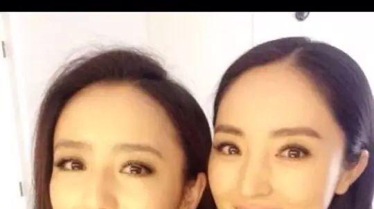 董璇46岁生日宴惊艳曝光！佟丽娅助阵，小酒窝甜笑，老公造型大蜕变，孕味十足引猜测