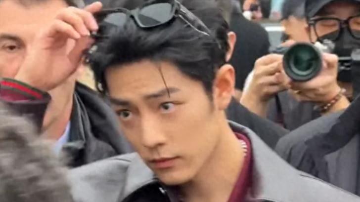 54岁胡兵生图杀疯！与肖战同框差距惊人，网友：男模降维打击