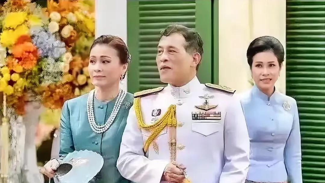 泰王和苏提达出席活动，欧拉弄坐中间目光凶狠，上位之心昭然若揭