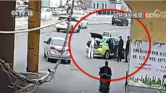 女子追回10万赠锦旗感谢民警，未料反被逮捕，背后真相引发热议