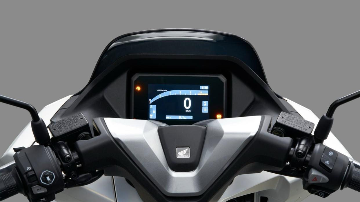 五羊本田PCX 2025款：全球同步升级的“价格屠夫”让摩友集体破防