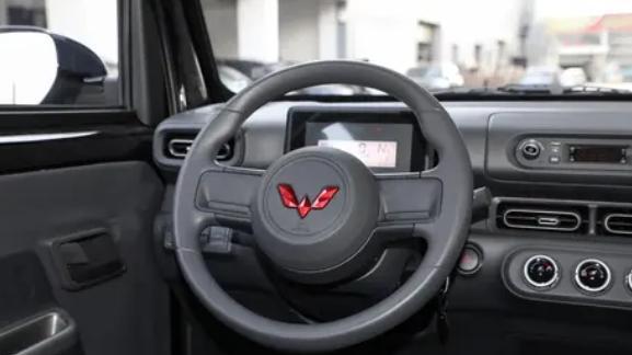 仅续航提升！五菱之光EV：305公里+30.6度电，电机不变还想涨价？