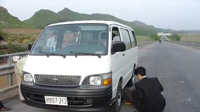 朝鲜的高速公路上能见到自行车