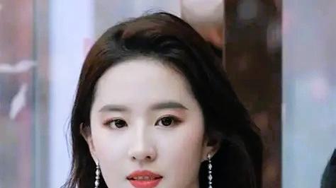 刘亦菲阿联酋素颜照流出，与猫头鹰亲密互动显随性​