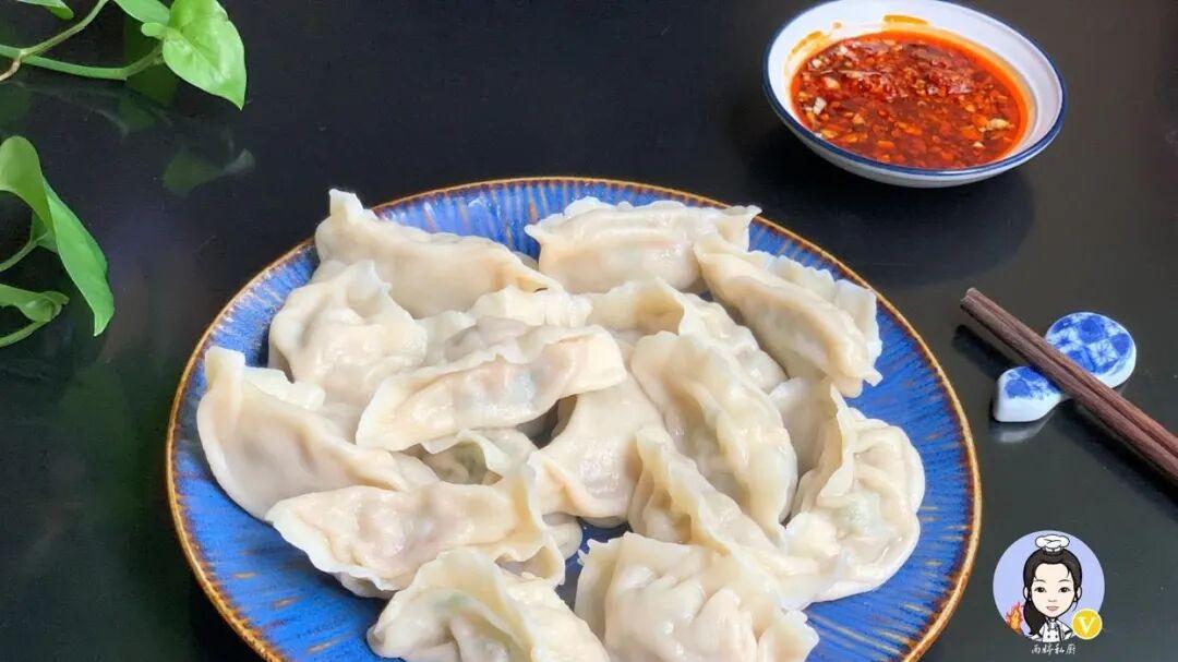 包“韭菜馅饺子”出水多？那是方法没做对！学会一个技巧，饺子吃起来太鲜了！