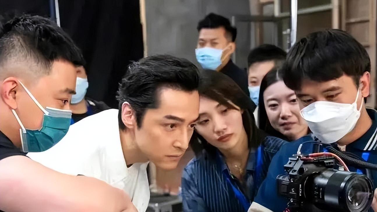 胡歌带老婆上海看房，二人打扮低调像素人，妻子小腹鼓起疑怀三胎