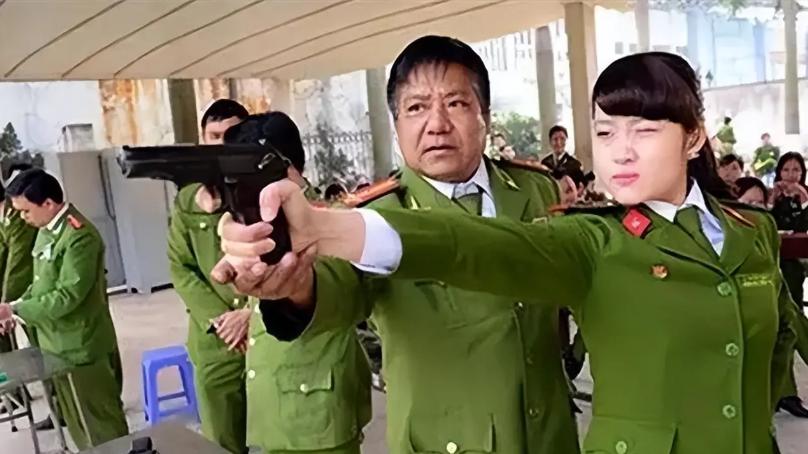 回顾“坍塌式腐败”的越南军队：女军官高调背LV包，一脸嚣张