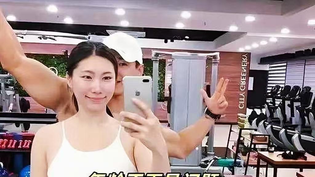 45岁女性与25岁健身教练的爱情故事：年龄差距下的真爱与两个新生命的到来？