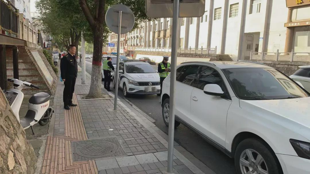 信阳城管：分类规范停车秩序 优化群众出行环境