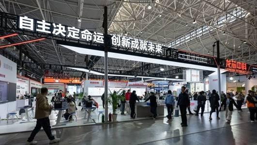 龙芯教育行业全场景解决方案亮相中国教育装备展示会