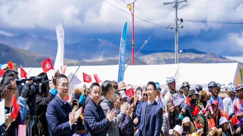 “骑行最美羊湖 相约藏源山南”2025西藏山南第十届环羊卓雍错自行车公开赛圆满落幕