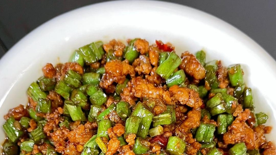 肉沫豇豆角：一勺下肚，米饭瞬间“消失”的魔法