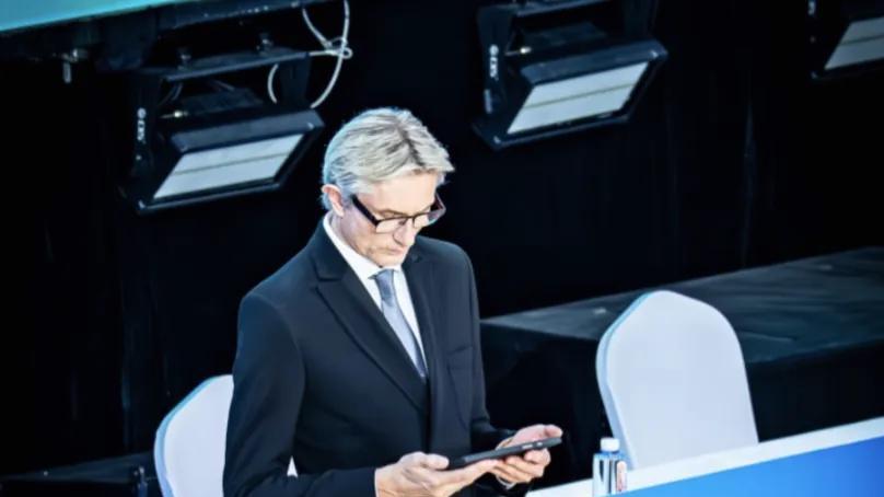 成都世运会裁判意外走红！54岁拉丁舞裁判长“九头身”引热议，网友：像漫画里的贵族大叔