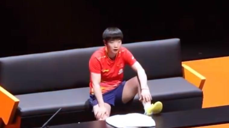 感动！孙颖莎把伤痛留给自己，还鼓励王楚钦半决赛加油