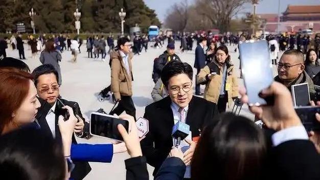 内卷之痛，富豪也怒吼？霍启刚“叛逆”言论引爆两会！
