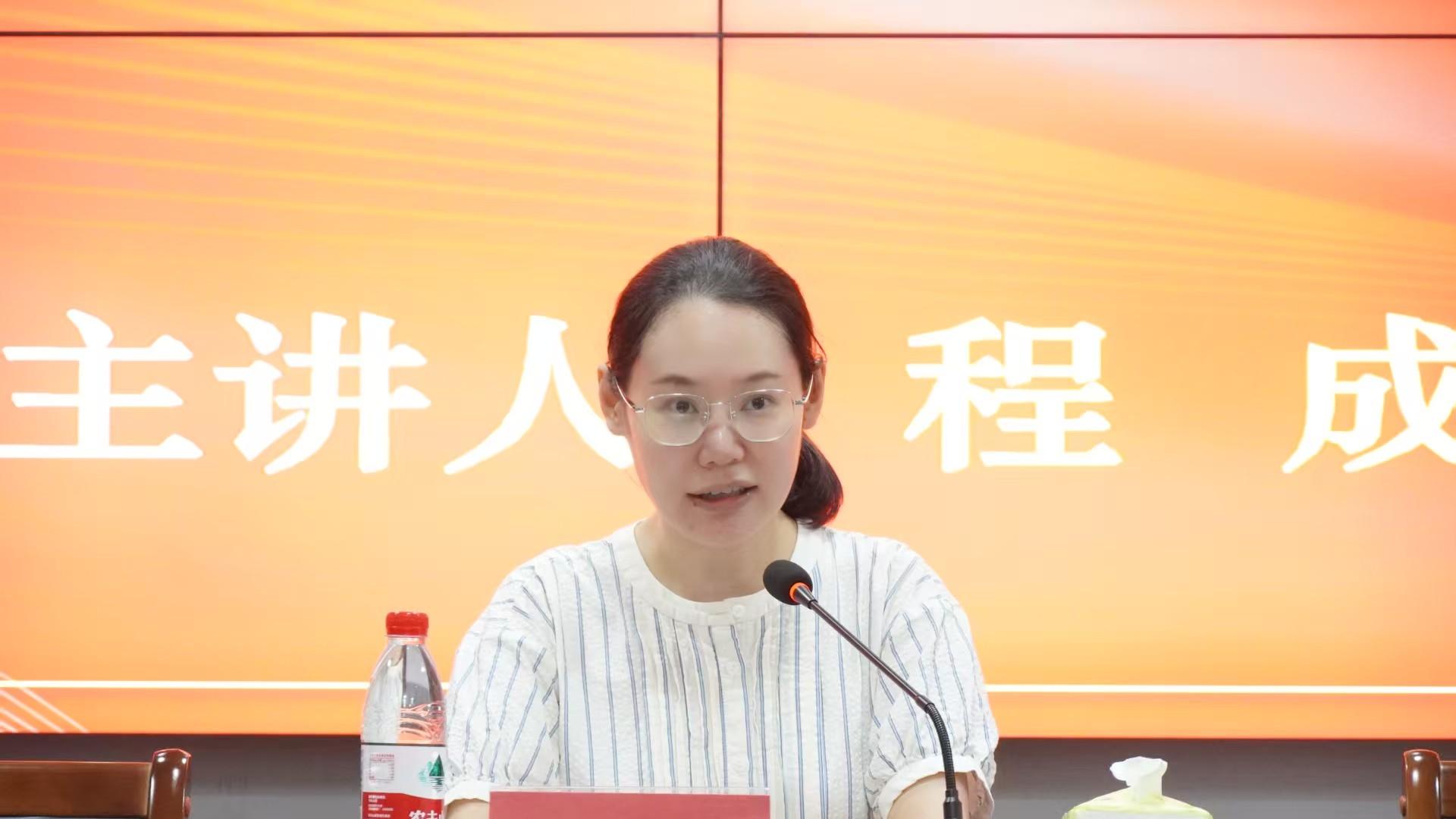 文学院开展2025级新生党团知识教育班会