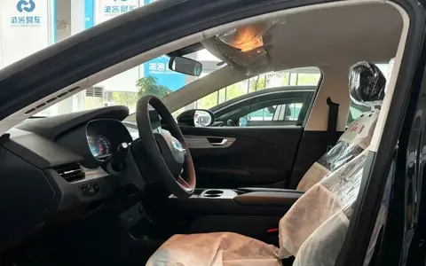 疯了？红旗EQM5直降5万+！7.5万落地5米 610km长续航车