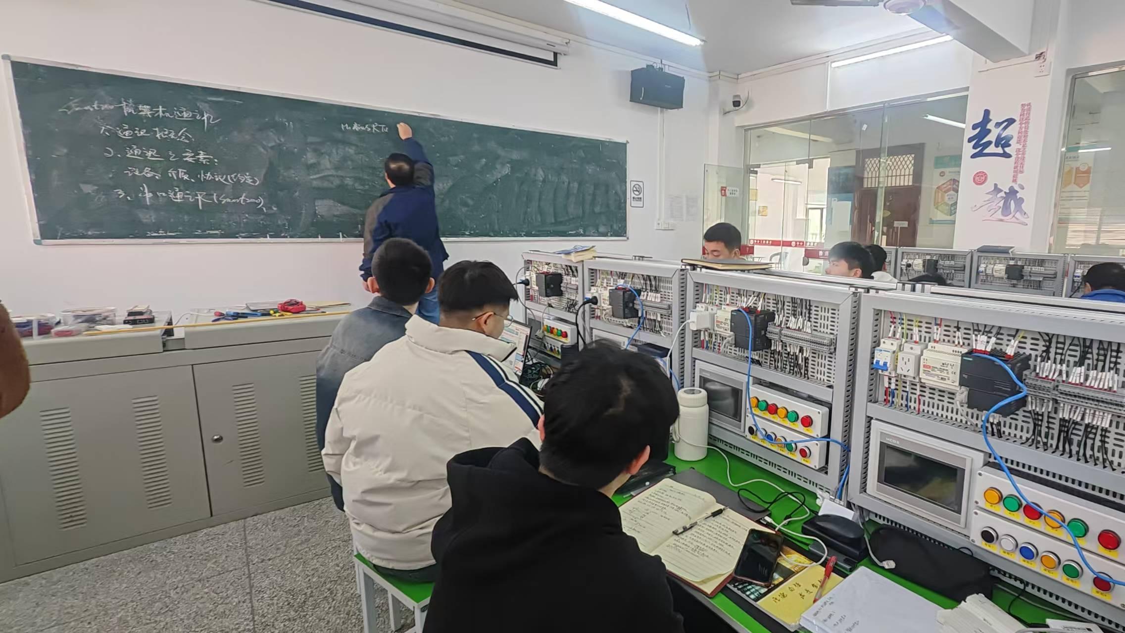 创意与精准：一位摄影师的武汉电气自动化plc培训机构转型故事