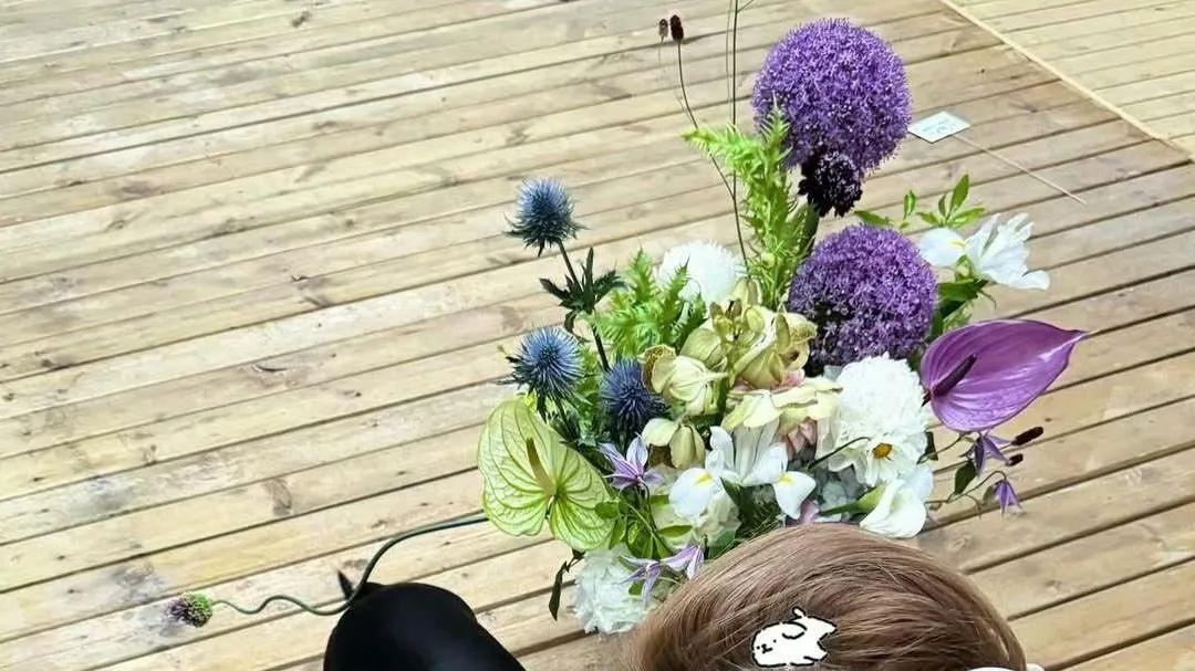 26岁赵露思现身成都吃串串，穿灰色背带裙一头棕发抢镜，终于又明媚回来了