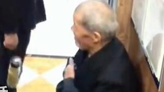 电梯里的温暖瞬间，你相信奇迹吗？