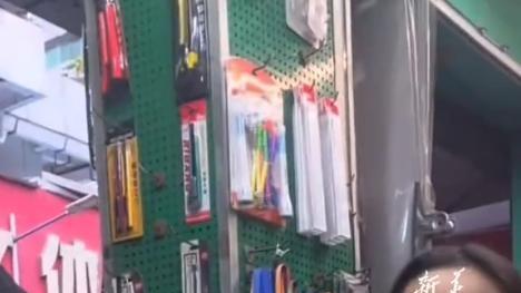 一位11岁女孩，竟在家中店铺用流利英语与外国顾客交流，震惊父母！原本一筹莫展的局