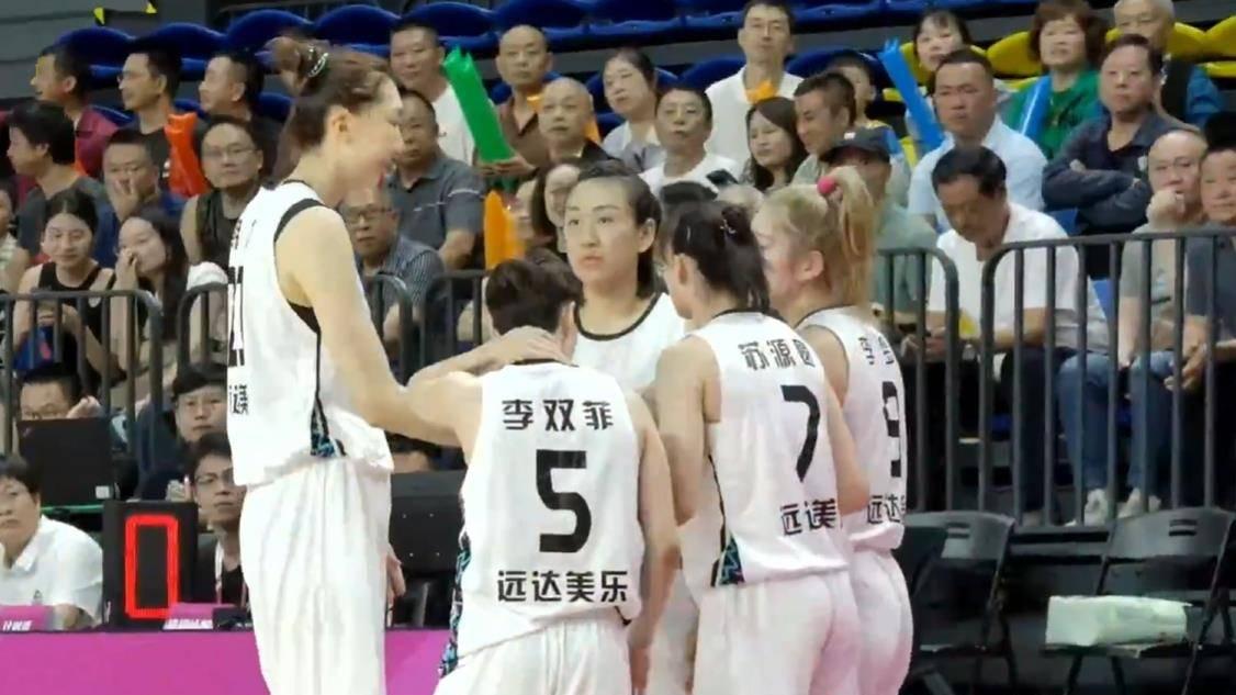 四川女篮狂胜31分！韩旭19分5板，李梦接班人27分12板，锋线有希望