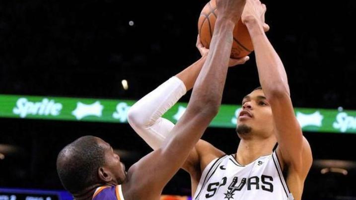 西部更乱了！马刺交易杜兰特组三巨头，联手文班亚马有望冲冠