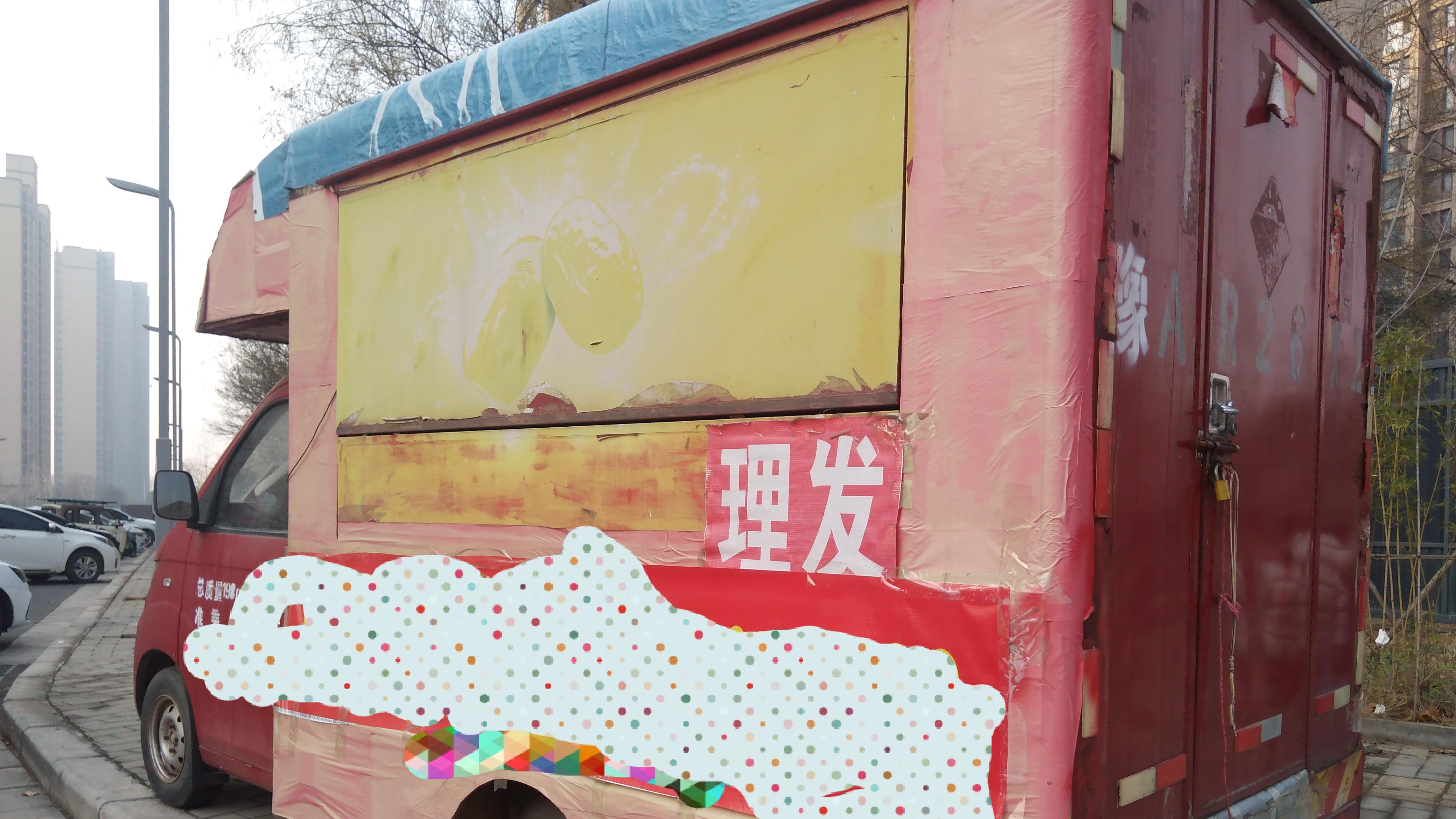 郑州街头出现车厢理发店