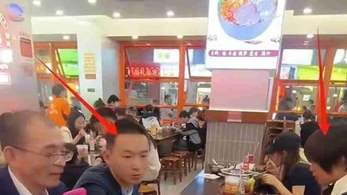 谢浩男一家六口同框，亲妈首次露脸，谢岳再婚谣言不攻自破