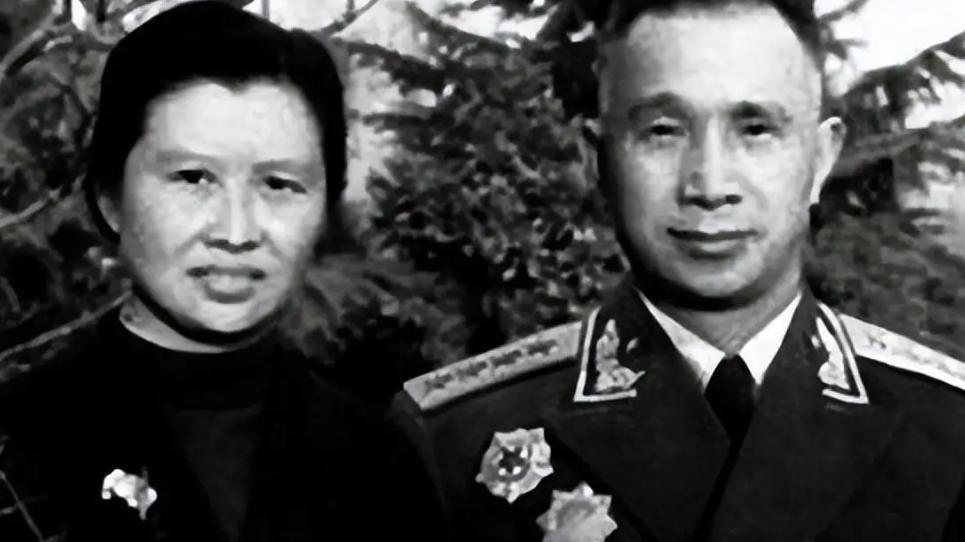 48年，房东大娘悄悄地问张震将军：粟司令员怎么天天喝“铁水”