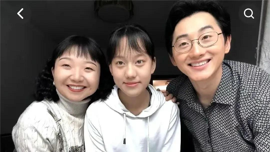《六姊妹》她带女进组，15岁身高近1米7，和妈妈一样漂亮