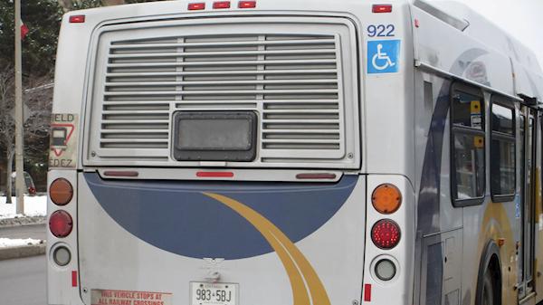 加拿大男子劫走公交车后化身司机：一路停靠收费载客