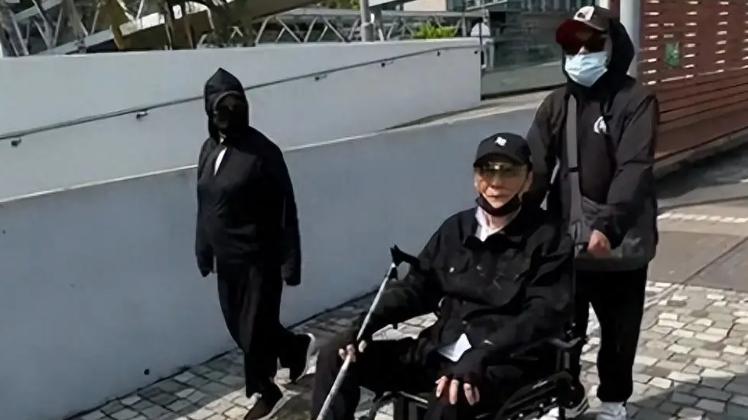 88岁谢贤坐轮椅露面，昔日"不老男神"今憔悴令人心疼