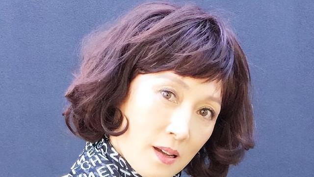 林晓杰：昔日挂历女神退出内娱30年，如今靠“土气大妈”翻红